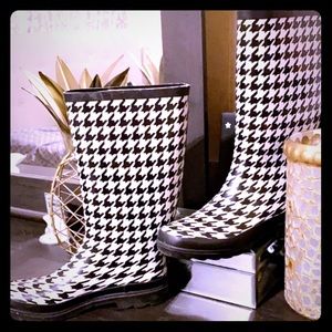 💎 Houndstooth rain boots